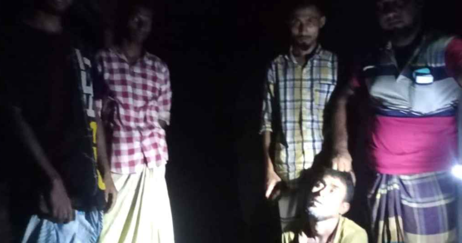মুদি দোকানে চুরি করতে গিয়ে হাতেনাতে ধরা চোর   Copied from: https://rtvonline.com/